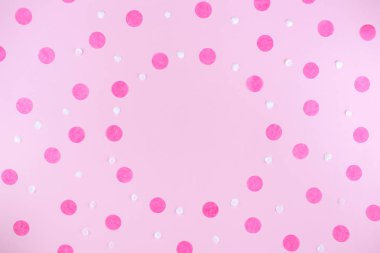 Pembe yuvarlak konfeti ile pembe arka plan.