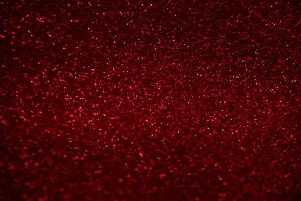 Abstrato vermelho brilho confete brilhos no fundo preto . — Fotografia de Stock