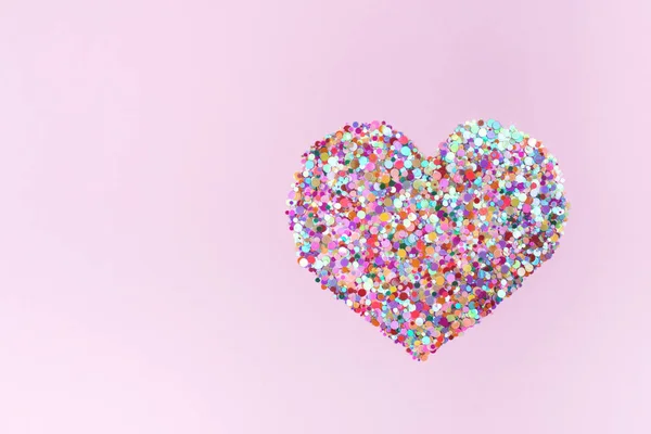Coeurs confettis sur fond rose . — Photo