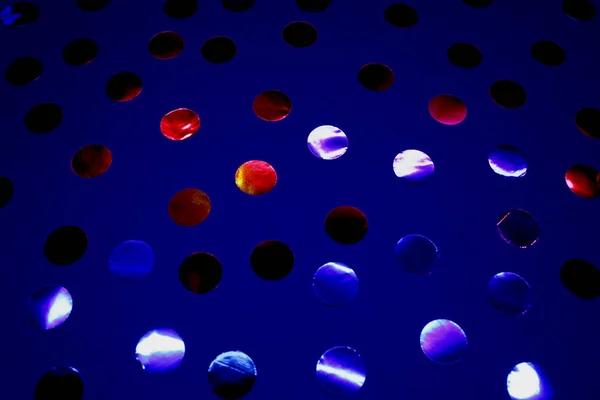 Espumoso confeti colorido sobre fondo de corteza . — Foto de Stock