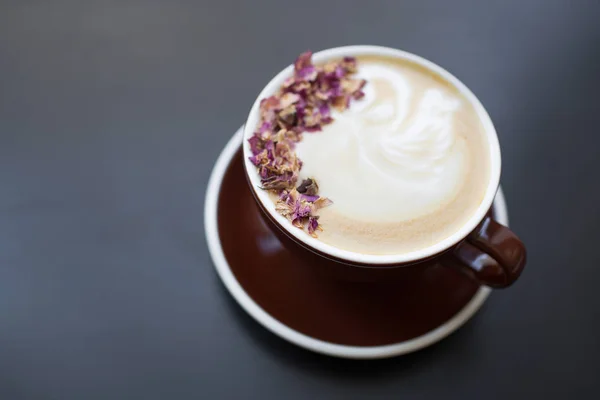 Tasse de café sur fond rustique noir avec beau latte . — Photo