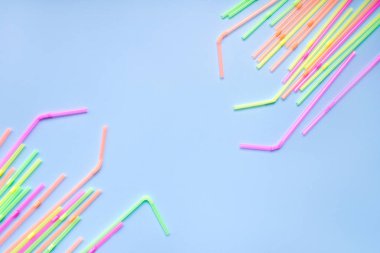 Mavi arka planda renkli içme pipetleri. Kokteyl tüpleri.