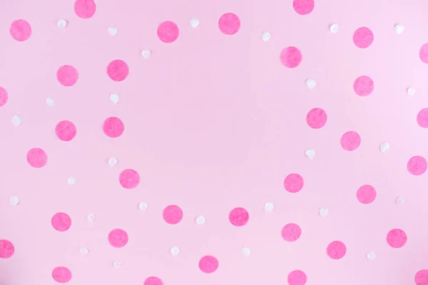 Fundo rosa com confete redondo rosa . — Fotografia de Stock