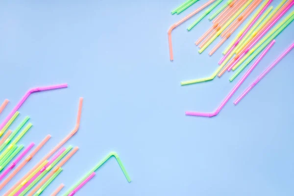 Kleurrijke drink rietjes op blauwe achtergrond. Cocktail tubes. — Stockfoto