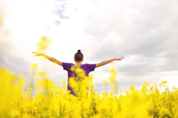 कैनोला क्षेत्र में युवा खुश महिला। पीला क्षेत्र फूल . — स्टॉक फ़ोटो, इमेज