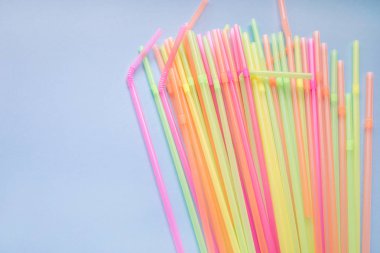 Mavi arka planda renkli içme pipetleri. Kokteyl tüpleri.