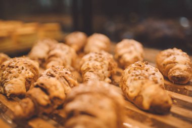 Fırın dükkanında taze pişmiş kruvasan.