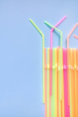 Mavi arka planda renkli içme pipetleri. Kokteyl tüpleri.