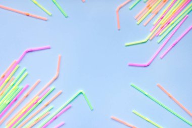 Mavi arka planda renkli içme pipetleri. Kokteyl tüpleri.