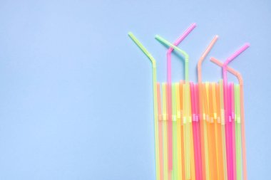 Mavi arka planda renkli içme pipetleri. Kokteyl tüpleri.