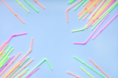 Mavi arka planda renkli içme pipetleri. Kokteyl tüpleri.