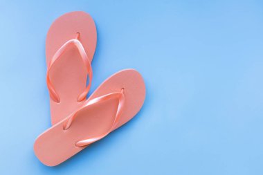 Mavi arka planda yaşayan mercan Flip flop.