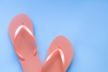 Mavi arka planda yaşayan mercan Flip flop.