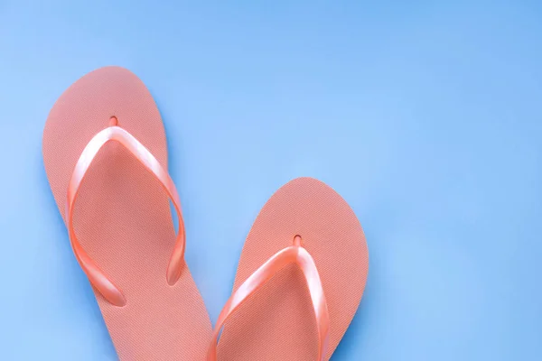 Living coral flip flops on a blue background. — Stock Photo, Image