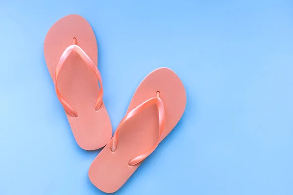 Chanclas de coral vivas sobre un fondo azul . — Foto de Stock