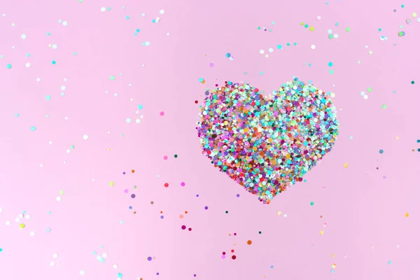 Coeurs confettis sur fond rose . — Photo