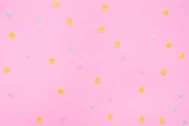 Çok renkli konfeti ile pembe pastel şenlikli arka plan.
