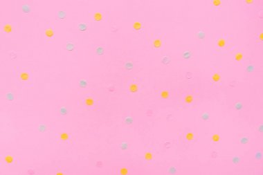 Çok renkli konfeti ile pembe pastel şenlikli arka plan.