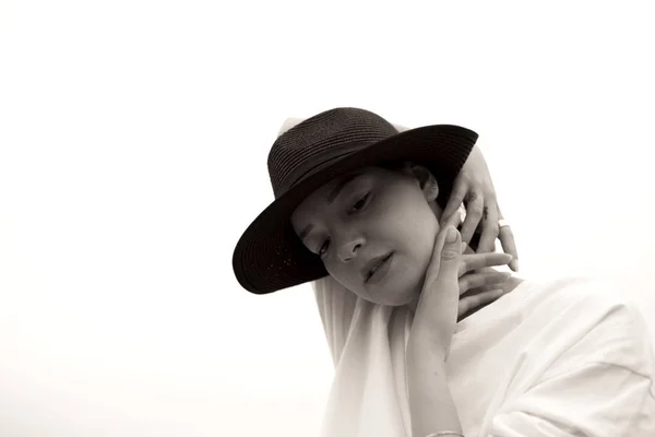 Mode svart och vitt porträtt av en flicka med en svart hatt. — Stockfoto