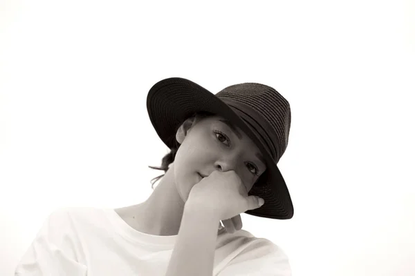 Retrato de moda preto e branco de uma menina com um chapéu preto . — Fotografia de Stock