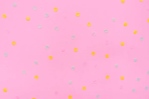Fondo festivo pastel rosa con confeti multicolor . — Foto de Stock
