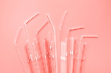 Arka planda yaşayan Mercan pipetleri. Kokteyl tüpleri. 2019 yılının rengi.