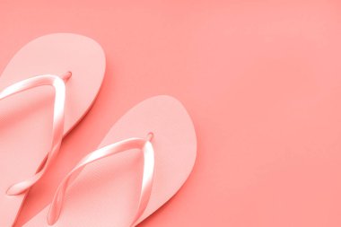 Mercan arka planda mercan parmak arası terlik.