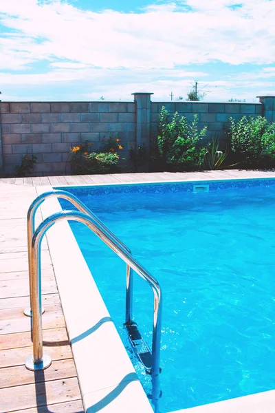 Pool med trappa på hotellet. — Stockfoto