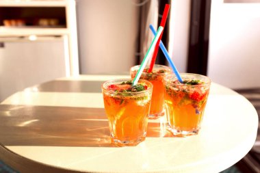 Nane ile narenciye ezilmiş buz soğuk ferahlatıcı kokteyl. Hafif arka planda çilekli soda içeceği.