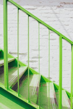 Yeşil metal merdivenler.