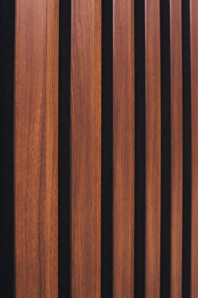 Brun vertikal trä bakgrund. Trä vägg vertikal linje. — Stockfoto