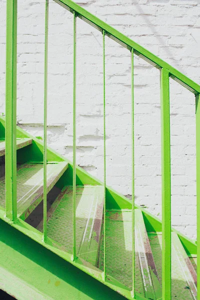 Escaleras de metal verde . — Foto de Stock