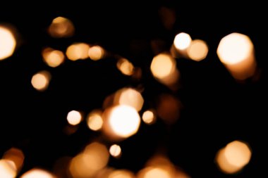 Siyah izole arka plan üzerinde Altın soyut bokeh ışıltı. Tatil konsepti.