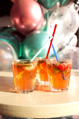 Nane ile narenciye ezilmiş buz soğuk ferahlatıcı kokteyl. Balonların arka planda çilek soda içecek cam.