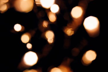 Siyah izole arka plan üzerinde Altın soyut bokeh ışıltı. Tatil konsepti.