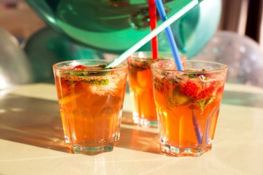 Nane ile narenciye ezilmiş buz soğuk ferahlatıcı kokteyl. Balonların arka planda çilek soda içecek cam.