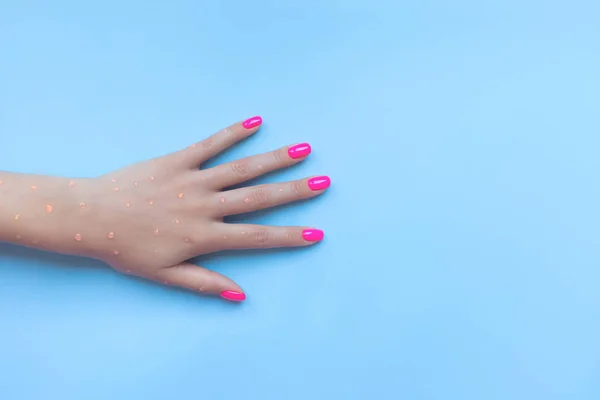 Stílusos divatos női manikűr. Gyönyörű neon műanyag rózsaszín körmök kék háttér. — Stock Fotó