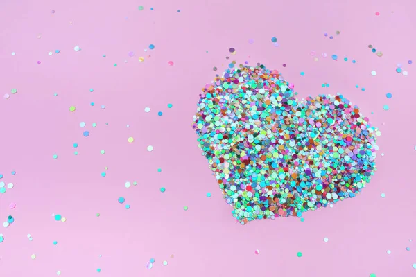 Confetti corazones sobre fondo rosa . — Foto de Stock