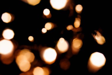 Siyah izole arka plan üzerinde Altın soyut bokeh ışıltı. Tatil konsepti.