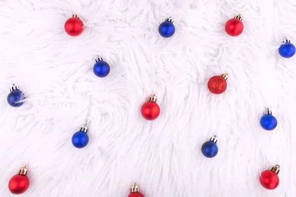 Рождественские красные и синие шарики на белом фоне. Новый год . — стоковое фото