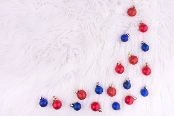 Bolas rojas y azules navideñas sobre fondo blanco. Año nuevo . — Foto de Stock