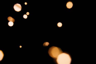 Siyah izole arka plan üzerinde Altın soyut bokeh ışıltı. Tatil konsepti.