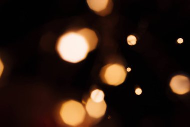 Siyah izole arka plan üzerinde Altın soyut bokeh ışıltı. Tatil konsepti.
