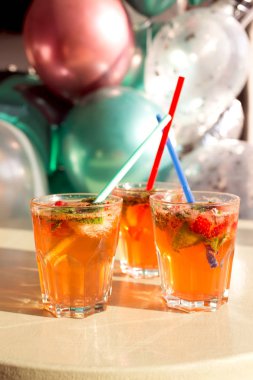 Nane ile narenciye ezilmiş buz soğuk ferahlatıcı kokteyl. Balonların arka planda çilek soda içecek cam.