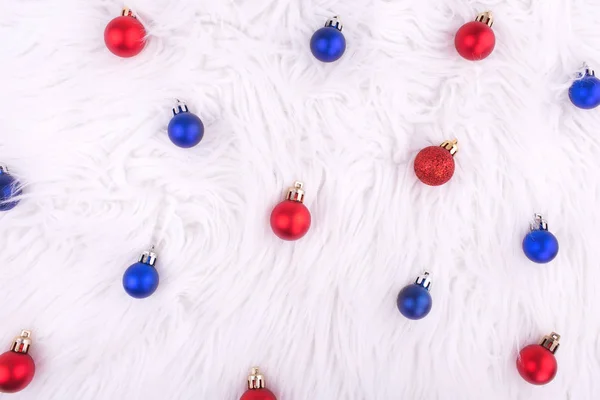 Bolas rojas y azules navideñas sobre fondo blanco. Año nuevo . — Foto de Stock