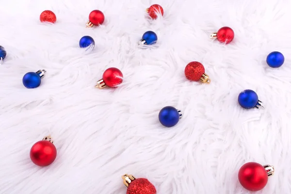 Bolas vermelhas e azuis de Natal no fundo branco. Ano Novo . — Fotografia de Stock