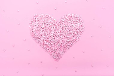 Pembe arka plan. Pembe arka plan üzerinde pembe kalpler. Kalpler serpilir. 