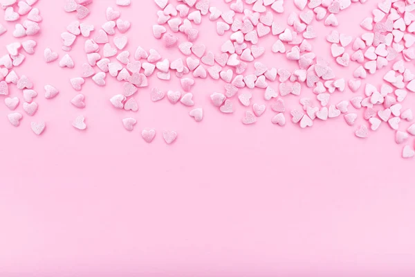 Fundo rosa. Corações cor-de-rosa sobre fundo rosa. Corações salpicam . — Fotografia de Stock