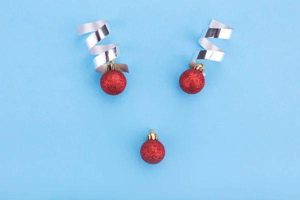 Minimalna koncepcja Bożego Narodzenia. Świąteczna koncepcja renifera wykonana z czerwonych kul świątecznych na niebieskim tle. — Zdjęcie stockowe