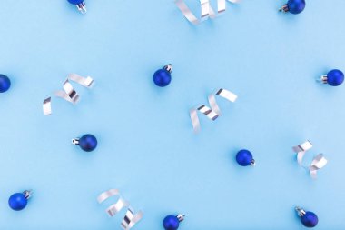 Yeni yıl ve Noel konsepti. Mavi arka planda Noel topları. 